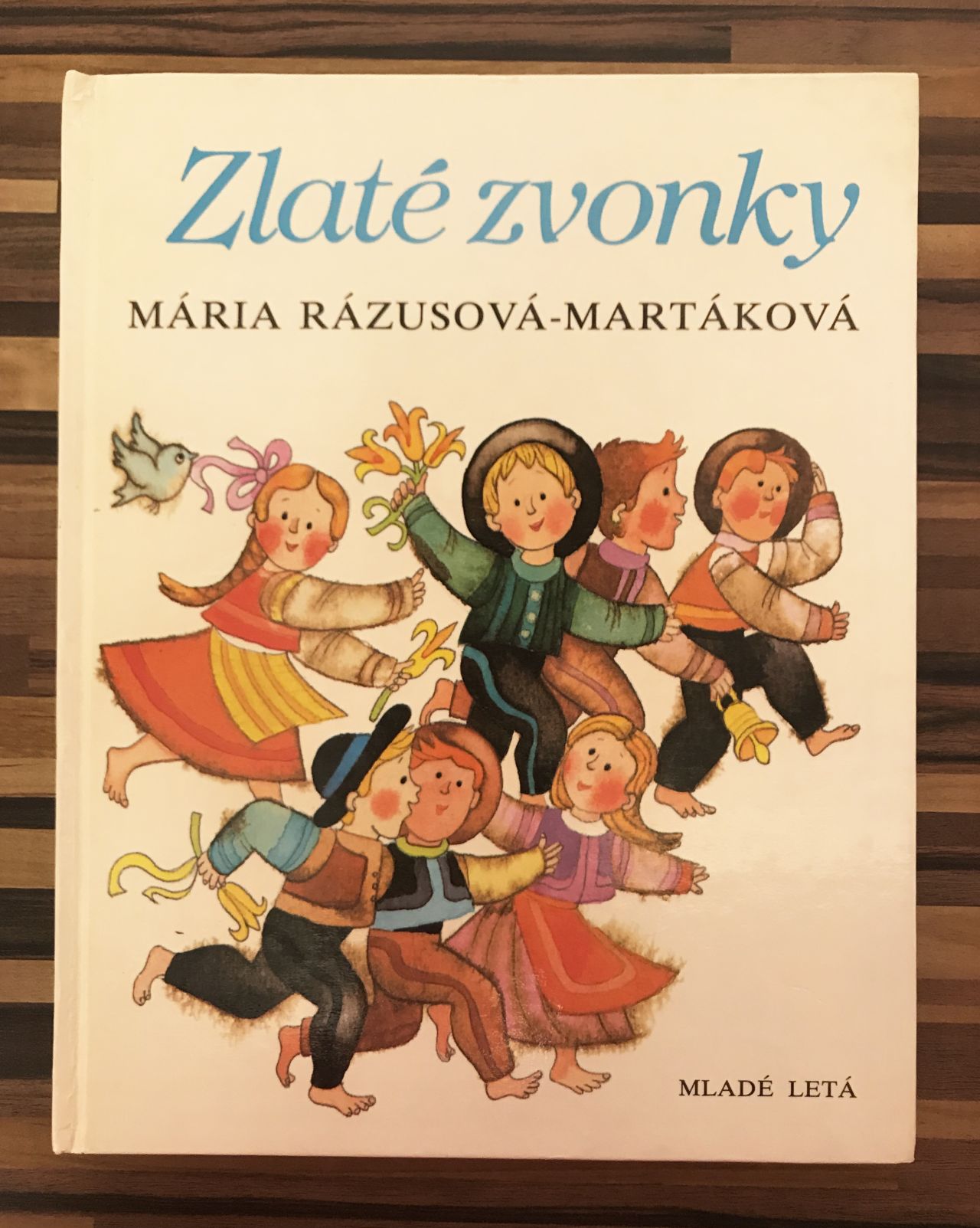 Zlaté zvonky. Detské veršíky a rozprávky C33456E5 5EF6 431F 9E52 DCC9F9A68EFA